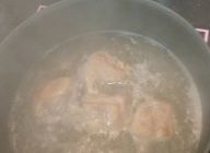 そこに水、鶏がらスープの素を入れ鶏肉に火を入れる。沸騰したら灰汁を取る。