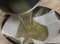 こし器で濾す。澄んだスープにするために再度こし器にクッキングペーパーをのせて濾せば完成。
各種ソースやスープにご利用ください