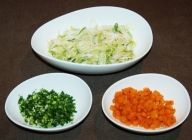 長ネギ、オレンジパプリカ、エリンギはそれぞれ、オリーブオイルで塩コショウ少々をふりながら炒め、小皿等に上げておき、先にめんにからめる分と飾り用に分けます。
