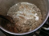 素材の旨みを引き出すための塩とコショウを少々加える。鍋底にくっつきやすいので、こそぎながら中火で炒める。
