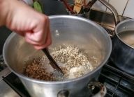 別の鍋にたっぷりオリーブオイルをいれ、まいたけ、椎茸、マッシュルームを順次入れて炒めていく。
※マッシュルームは色が変わりやすいので最後に切るとよい