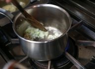 【きのこのソース】玉ねぎをオリーブオイルで弱火～中火でゆっくりと炒めて甘みをだし、あまり色をつけないようソテーする。一度に沢山作ると、他のお料理にも使えて便利。