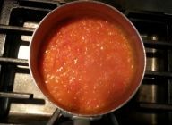 小鍋にサラダ油を薄く敷き生姜を炒め香りがたったらトマト、砂糖を加え煮詰め火を止め白味噌を加える
