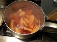 大きめの鍋に水、みりん、醤油、ビーフコンソメ、たけのこを入れたけのこが柔らかくなるまで煮てきくらげを加える