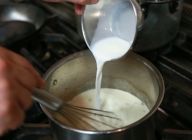 カリフラワーのピューレを加えて沸かし、生クリームと牛乳を加える。カリフラワーのピューレの水分量によって生クリームと牛乳は調節する。塩とコショウで味を整える。