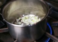 鍋にオリーブオイルをひき、玉ねぎを炒めて塩・コショウする。