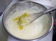 均一に混ざったら、生クリーム、片栗粉、レモンの皮、バニラオイルの順に入れていき、その都度しっかり混ぜる。