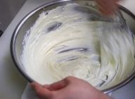 【チーズアパレイユ】常温に戻したクリームチーズをホイッパーでダマをなくすように混ぜる。グラニュー糖を加え、ここで全てのダマが消えるまでしっかりと混ぜる。