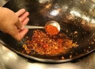 フライパンにサラダ油を入れ、豚挽き肉を強火でよく炒める。炒めているサラダ油が透明になってきたら、ニンニク・豆板醤・甜麺醤・ラー油・一味唐辛子を入れ、更に炒める。
