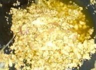 熱した鍋にごま油と葱油をいれ玉ねぎを加える軽く炒めるl
調味料全てとミンチを加えて黄金色に仕上げる