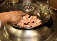 サラダ油をフライパンに馴染ませ、中火で豚ロース肉をばらして入れ、炒める。次に、長葱、キャベツの順番で炒め、キャベツがしんなりするまで炒める。