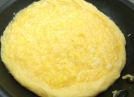 オープンオムレツを作る。オイルを温め、卵を細かくスクランブルする。