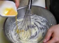 溶いた卵を3回に分けて加え、都度混ぜる。
※バターと卵が分離しないように、一気に入れない