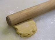 軽くまな板と生地に打ち粉をふり、麺棒で生地をたたいてある程度平らにする。