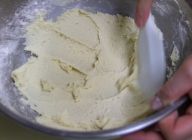 ふるっておいた粉類を加え、粉気がなくなるまでゴムベラで混ぜる。