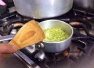 《ソース作り》ふきのとうを炒めて味噌、砂糖を加えます。ボウルに移しあら熱が取れたらマヨネーズを混ぜ合わせます。