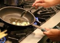 鍋にEVオリーブオイル・にんにくを入れて弱火にかける。じっくりと炒めて香りを出したら取り出しておく。焦がさないこと。
