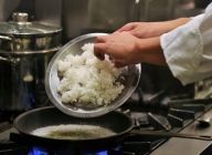 あさりの出汁にお冷やごはんを加えて煮詰める。様子をみて水や塩で味の調整する。ほとんど水分がなくなるまで煮たら火を止める。※あまりいじらず、米をつぶさないこと。