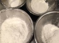 米粉・強力粉・ベーキングパウダーをふるいにかけて砂糖と混ぜ合わせる。