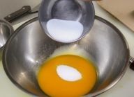卵黄をホイッパーでほぐして、グラニュー糖の1/3量を加えて白っぽくなるまで混ぜる。