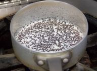 牛乳と紅茶の葉を鍋に入れ、弱火～中火でしばらく煮出す。