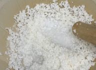 水に浸したお米を、当たり鉢で細かくします。挽き割りにすることで、食べやすく消化をよくする。