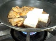 フライパンに、割り下の材料を全て加え、鶏肉と豆腐を入れて火にかけます。沸いてきたら中火にし、 両面火を通し取り出します。