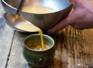 茶碗蒸しの地を入れ、濡らして絞った厚手のキッチンペーパーなどで器に蓋をし、中強火で5分～7分蒸す。
※器の大きさにより、蒸し時間は調節