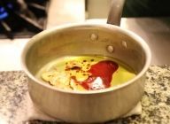 【ソース】別鍋ににんにく、EVオリーブオイルを入れ火にかけ、にんにくがうっすら色づくまで炒める。火を止め、ヤマサ鮮度の一滴　超特撰しょうゆ、米酢を加える。