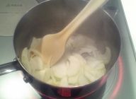 たまねぎを薄くスライスし、オリーブオイルを引いた鍋で炒める。中～弱火で焦がさないように気をつけつつ、飴色になるまで。