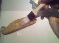 タルト用のバゲットは大きな版を取るよう斜めに1cm厚で切る。表面にオリーブオイルを塗りトースターで表面がカリっとするまで焼く。