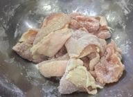 鶏モモ肉はハーフカットしてそぎ切りにし、下味の塩コショウをふって片栗粉を揉み込む。