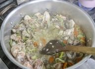 魚（白身魚・イワシ）を入れ、魚から出る水分をとばしてエキスを凝縮しながら煮詰め、白っぽくなるまで炒める。※焦がさないように注意。