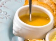 【ルイユソース】卵黄・ニンニク・煮詰めたスープ・たかのつめを混ぜる。そこへEVオリーブオイルを少しずつ入れながらしっかり混ぜる。半日～1日冷蔵庫でねかす。