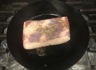 フライパンにオリーブオイルを熱し、下味をつけた豚バラ肉を皮目から焼く。