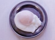 ＜ポーチドエッグ＞鍋に湯をわかし、酢を入れ（分量外、大２程度）卵を１個ずつ割り、やさしく落とす。弱火で５分ほどゆでる。卵の形を整え水をいれたボールに放つ。
\n