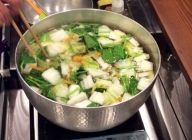 白菜、ほうれん草、人参、ヤングコーンを沸騰したお湯でボイルして冷ましておく。