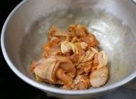 鶏肉マリネ用パウダースパイスと鶏肉を合わせておく。揉み込むほど混ぜる必要なく、まだらでOK。