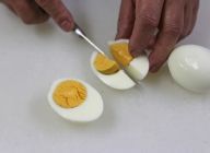 卵は固茹でにし（沸騰したお湯で約12分）、くし切りで4カットにする。