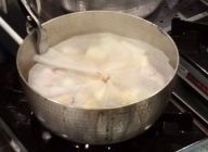 沸騰したらアクを綺麗に取り落し蓋をして２０程煮込んでいきます。
