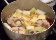 鍋に鯖、昆布、鷹の爪、長葱、合わせ調味料豆腐を入れ、中火にてかけます。