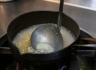 チャナダル豆をたっぷりの水に入れて火にかけ、沸騰後5～10分程茹でる。アクがでたら取り除く。
煮えたら豆をザルに上げるが、煮汁を少量別にとっておく