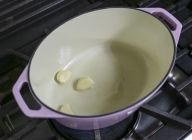 厚手の鍋を弱火にかけラード大さじ1杯を入れ、溶けたらニンニクを入れる。