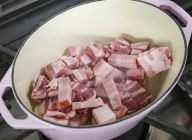 少しニンニクの香りが出たら中火にし、豚バラ肉を入れて表面が軽く色付くまで炒め、ベーコンも入れて炒める。