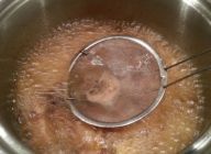豚バラ肉のアクをしっかり取る。15分弱火で煮込み「ベース」完成。