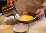 【玉地】茶碗蒸しの材料を混ぜ合わせ、ザルで漉しておく。