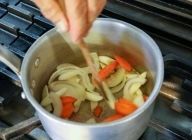 【魚のブイヨン】鍋にオリーブオイルをひき、玉ねぎ、人参、長ねぎを中火でしんなりするまで炒める。