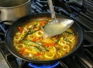 沸いたら中の弱火にし、10分ほど煮る。塩で味を9割がた調え、途中米が見えてきたらスープを足し、米がスープから出ないように調整する。