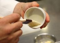 器にうすくポマード状に溶かしたバターをハケで塗り（2度）、薄力粉をまぶす。
