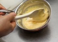 【ベシャメルソース】鍋に中火をかけバターを溶かし、小麦粉を加えてよく炒める。そこに牛乳をなじませるように注ぎ、弱火で煮る。